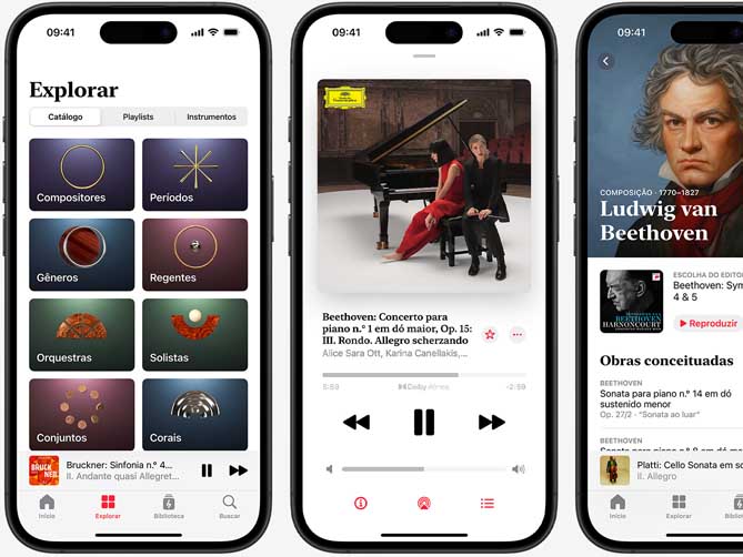 O iPhone à esquerda exibe a aba Explorar do Apple Music Classical com a aba Catálogo selecionada, mostrando as categorias Compositores, Períodos, Gêneros, Regentes, Orquestras, Solistas, Conjuntos e Corais. O iPhone no centro exibe a reprodução do Concerto para piano nº 1 em dó maior, op. 15: III. Rondo. Allegro scherzando, de Beethoven, em Dolby Atmos. O iPhone à direita mostra a página do compositor Ludwig van Beethoven.