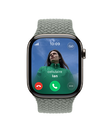 Apple Watch Series 11, naturel, boîtier en titane, appel entrant, photo du contact, boutons permettant d’accepter et de refuser un appel, côté droit extérieur, Digital Crown, bracelet, solo tressé gris-vert