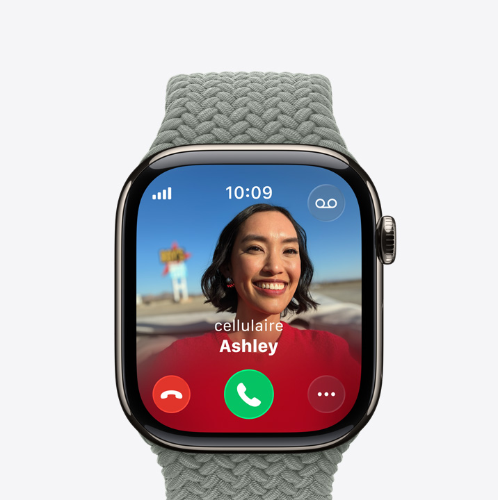 Apple Watch Series 11, boîtier en titane, naturel, appel entrant, photo de contact, boutons permettant d’accepter et de refuser un appel, côté droit extérieur, Digital Crown, bracelet solo tressé, forêt