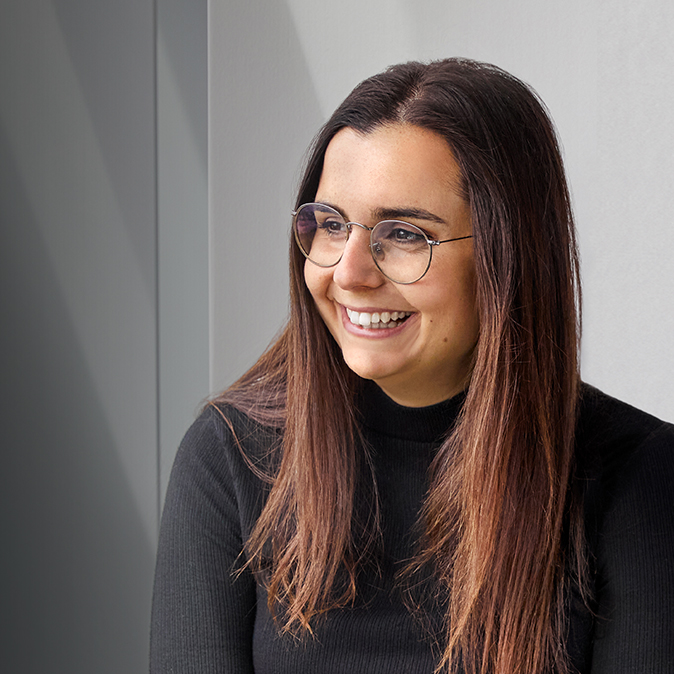 لقطة مقربة لفيديريكا وهي تجلس بالداخل وتبتسم.