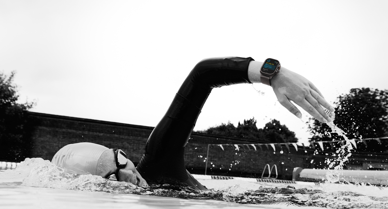 Una persona registra su entrenamiento de natación con un Apple Watch Ultra 3