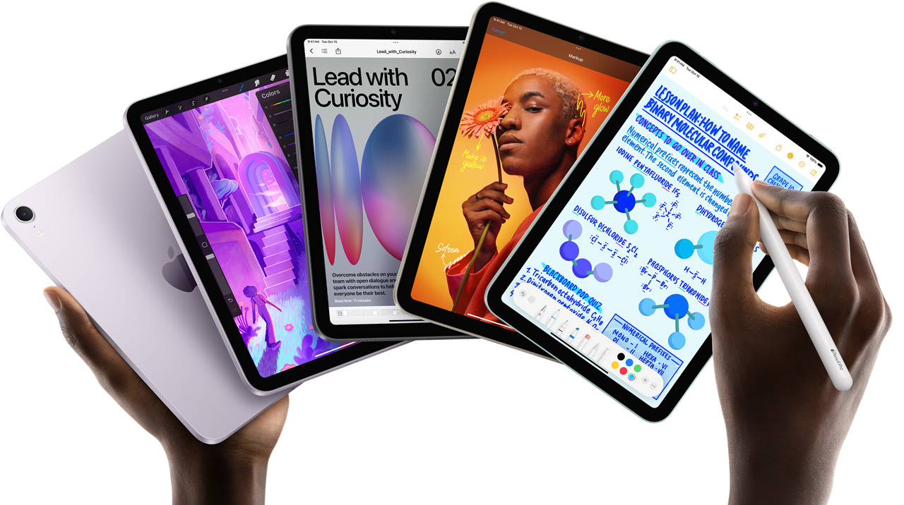 Pět modelů iPadu mini seřazených do vějíře mezi rukama uživatele. Jeden model je natočený tak, aby byl vidět zadní fotoaparát, zbylé čtyři jsou displejem dopředu. Na jednom z nich zrovna uživatel píše poznámky Apple Pencilem Pro.