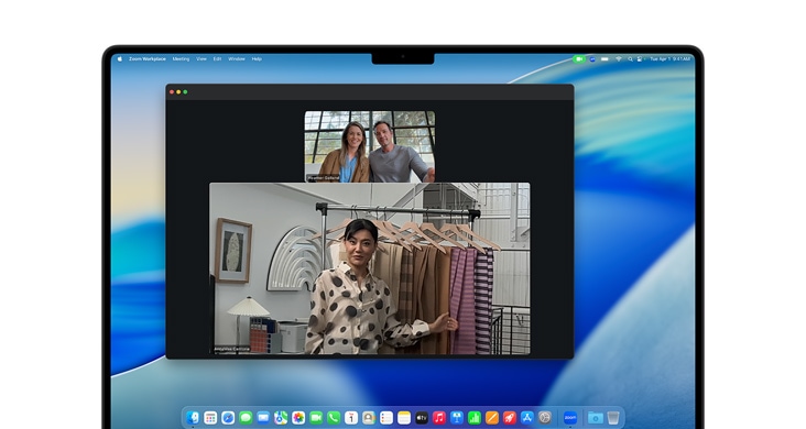 Na obrazovce 16palcového Macbooku Pro se zobrazuje probíhající hovor na Zoomu.