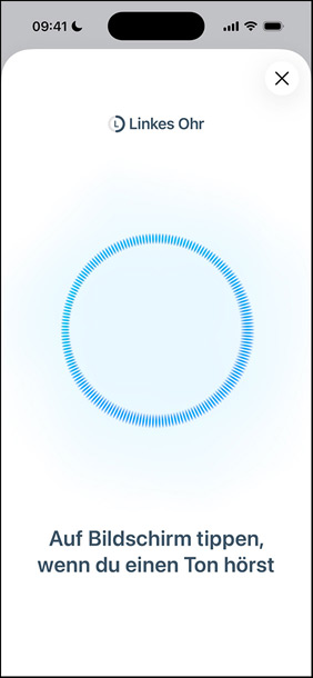 Ein iPhone neben den AirPods Pro 3 zeigt den laufenden Hörtest