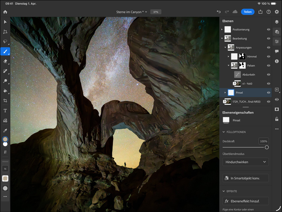 iPad Pro, Vorderansicht, Querformat, Farbe Space Schwarz, gerundete Ecken, schwarzer Displayrand, das Display zeigt das Bearbeiten eines Fotos von einem Canyon und einem Nachthimmel voller Sterne, rechts sind Ebenen, Tools und Effekte sichtbar, darunter Pinsel, Anpassungen und andere
