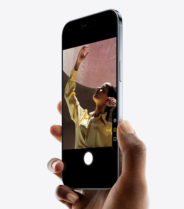 Eine Hand hält ein iPhone Air mit dem Daumen auf der Taste für die Kamerasteuerung, Vorderseite, Seite, dünnes Profil, Dynamic Island, Seitentaste