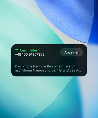 iPhone App Widget mit Screening-Funktion für einen eingehenden Anruf, im Hintergrund ein Foto einer Bergkette