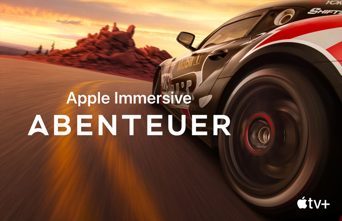 Rennwagen, darüber in weißen Buchstaben „Apple Immersive Adventure“