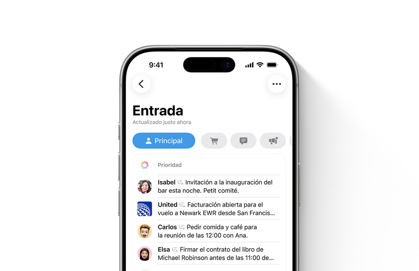 Un iPhone muestra el buzón de entrada de la app Mail con los mensajes más importantes en la parte superior