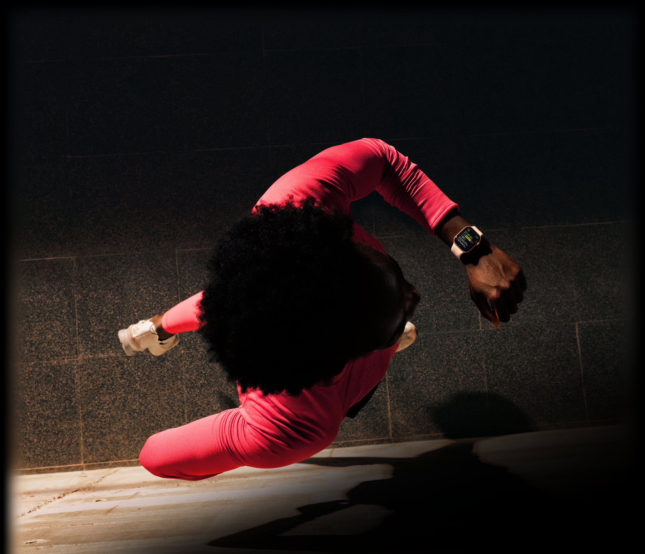 Una persona consulta su progreso durante una carrera en la app Entreno en un Apple Watch Series 11