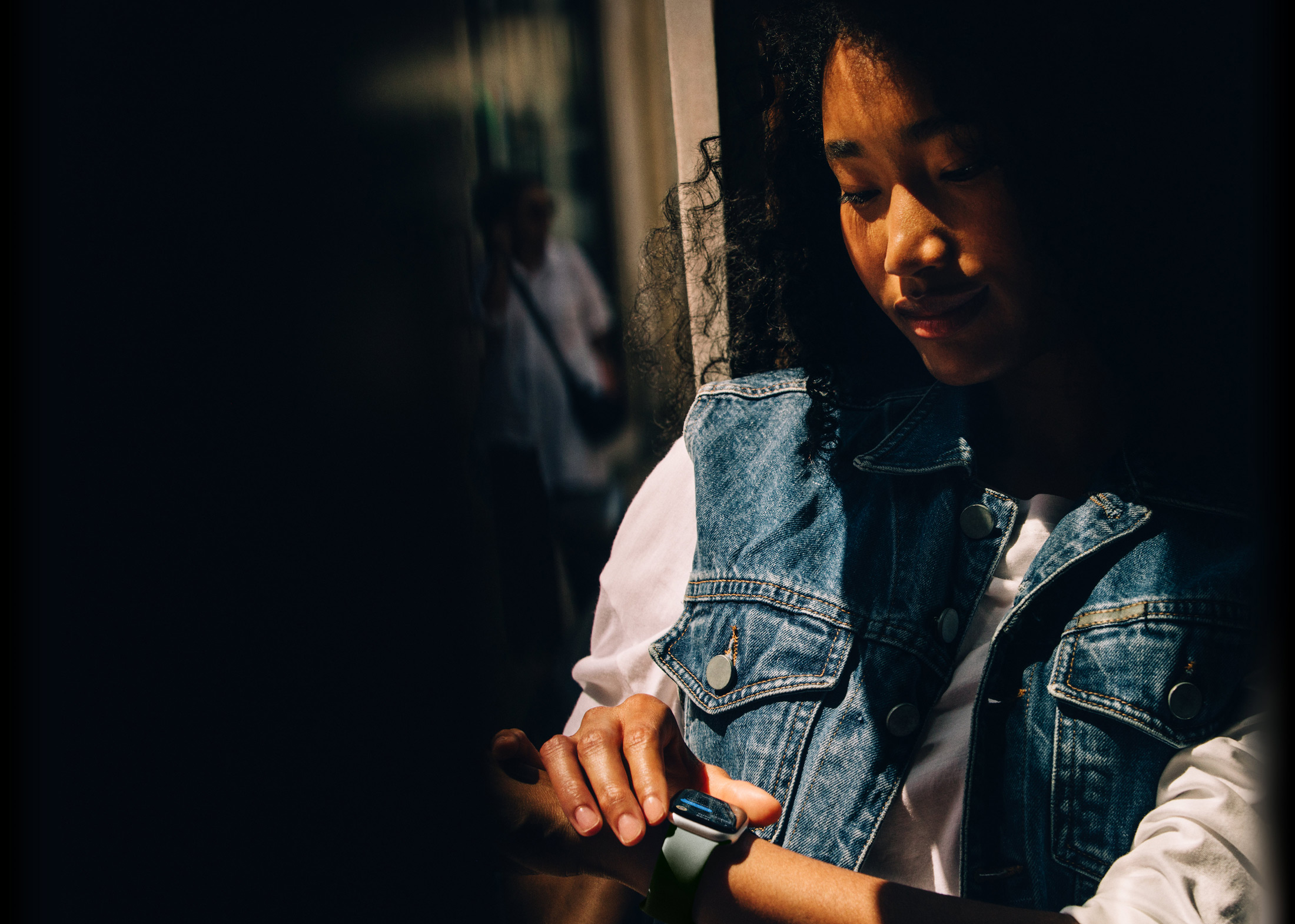 Una persona consulta Mensajes en un Apple Watch Series 11