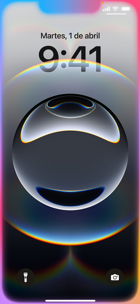 Una mano sujeta un iPhone 16e con un destello multicolor alrededor de la pantalla de bloqueo.