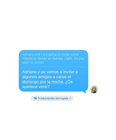 Traducción en Tiempo Real en la app Mensajes con el texto: «Adriana y yo vamos a invitar a algunos amigos a cenar el domingo por la noche. ¿Os animáis a venir?» traducido automáticamente al español