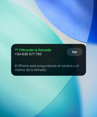 Widget de la app Teléfono que muestra la prestación Filtro de Llamadas con una llamada entrante y un nuevo fondo de pantalla del sistema operativo