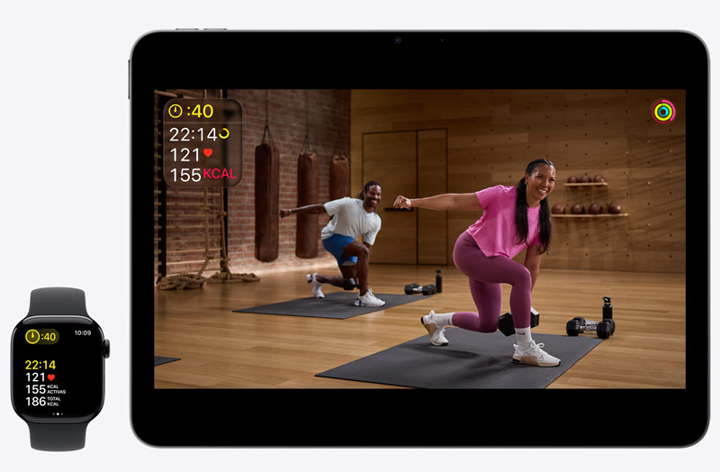 Un Apple Watch registra un entreno, un iPad muestra una clase de fitness en directo