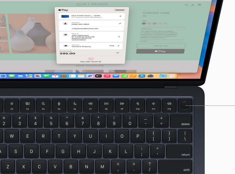 Een MacBook Air waarop iemand een online betaling goedkeurt met Touch ID