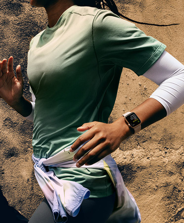 Workout Buddy envoie un message à une personne suivant son entraînement de course sur l’Apple Watch SE 3