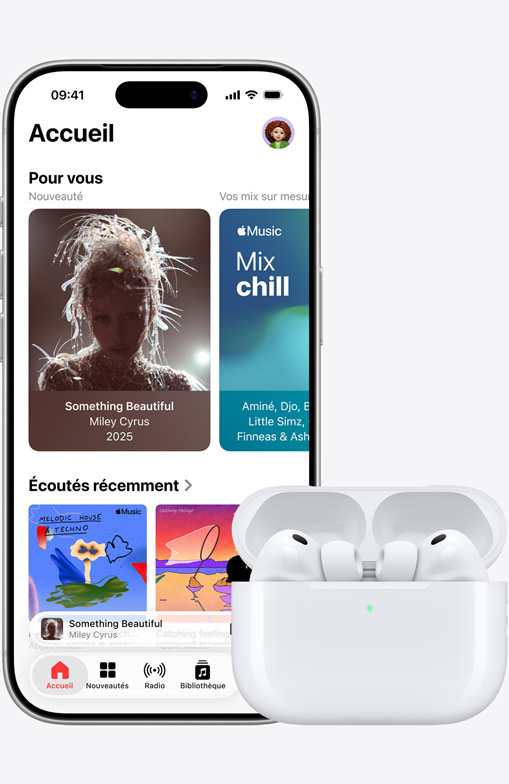 iPhone 16 avec de la musique en cours de lecture, à côté d’AirPods