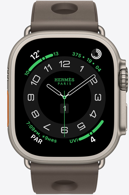 Apple Watch Hermès Ultra 3，採用原色鈦金屬錶殼，Hermès Circulaire 錶面展示複雜功能：天氣、健身記錄圓圈、巴黎時間、紫外線指數；機身右側設有數碼錶冠、咪高風和凸起的側邊按鈕；配搭 Gris Titane 鈦灰色 Scub'H Diving 錶帶