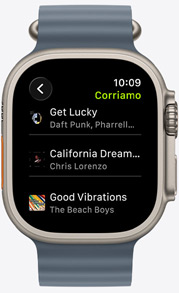 Apple Watch che mostra una playlist di Fitness Plus con i brani di The Weeknd, Skrillex, Justin Bieber e Shawn Mendes