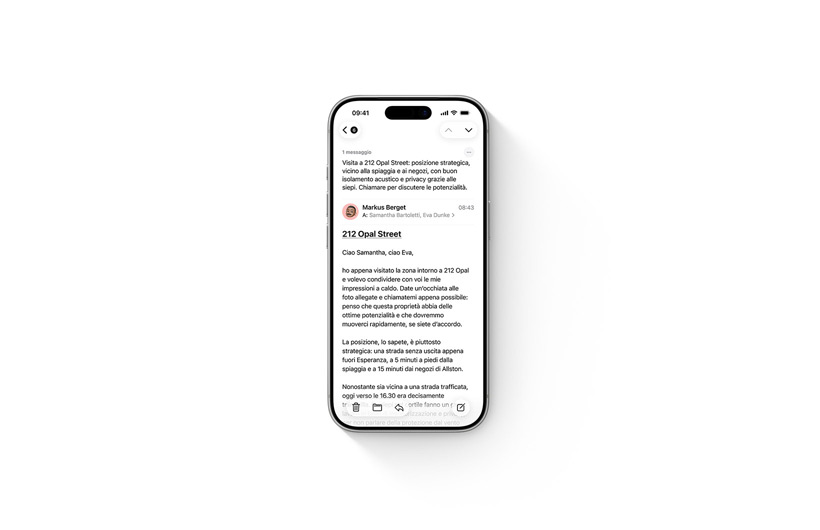 Tre iPhone che mostrano funzioni di Apple Intelligence: riepilogo di un messaggio in segreteria, registrazione e riepilogo di note e chiamate, riepilogo di un’email