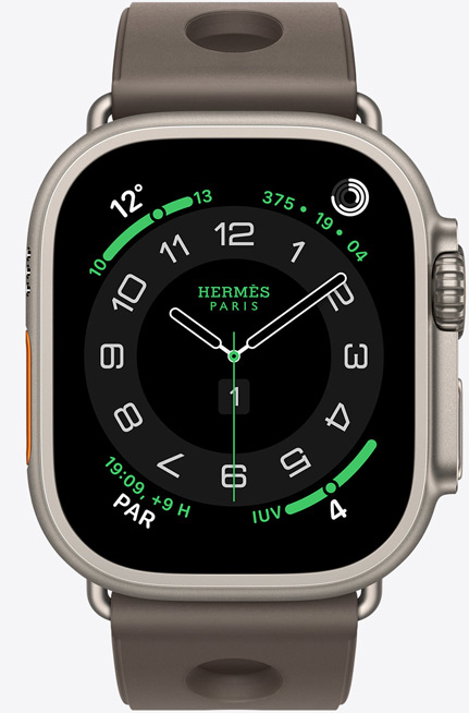 Apple Watch Hermès Ultra 3, cassa in titanio naturale, quadrante Hermès Circulaire, complicazioni: meteo, anelli attività, ora di Parigi, Indice UV, lato destro, Digital Crown, microfono, tasto laterale in rilievo, cinturino Scub’H Diving color Gris Titane