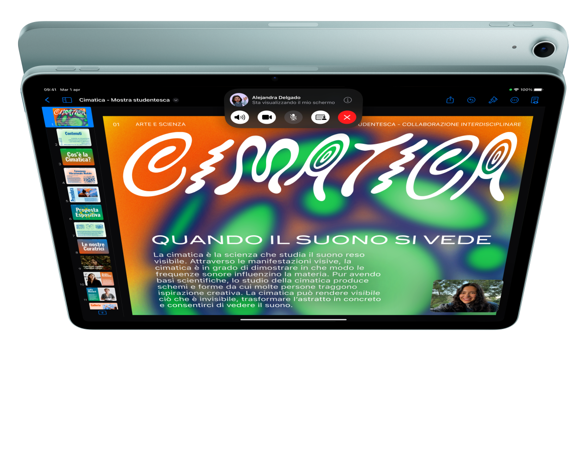 Animazione di un iPad Air visto di fronte, sullo schermo c’è una persona che visualizza Keynote durante una chiamata FaceTime. Subito dietro c’è un altro iPad Air visto da dietro.