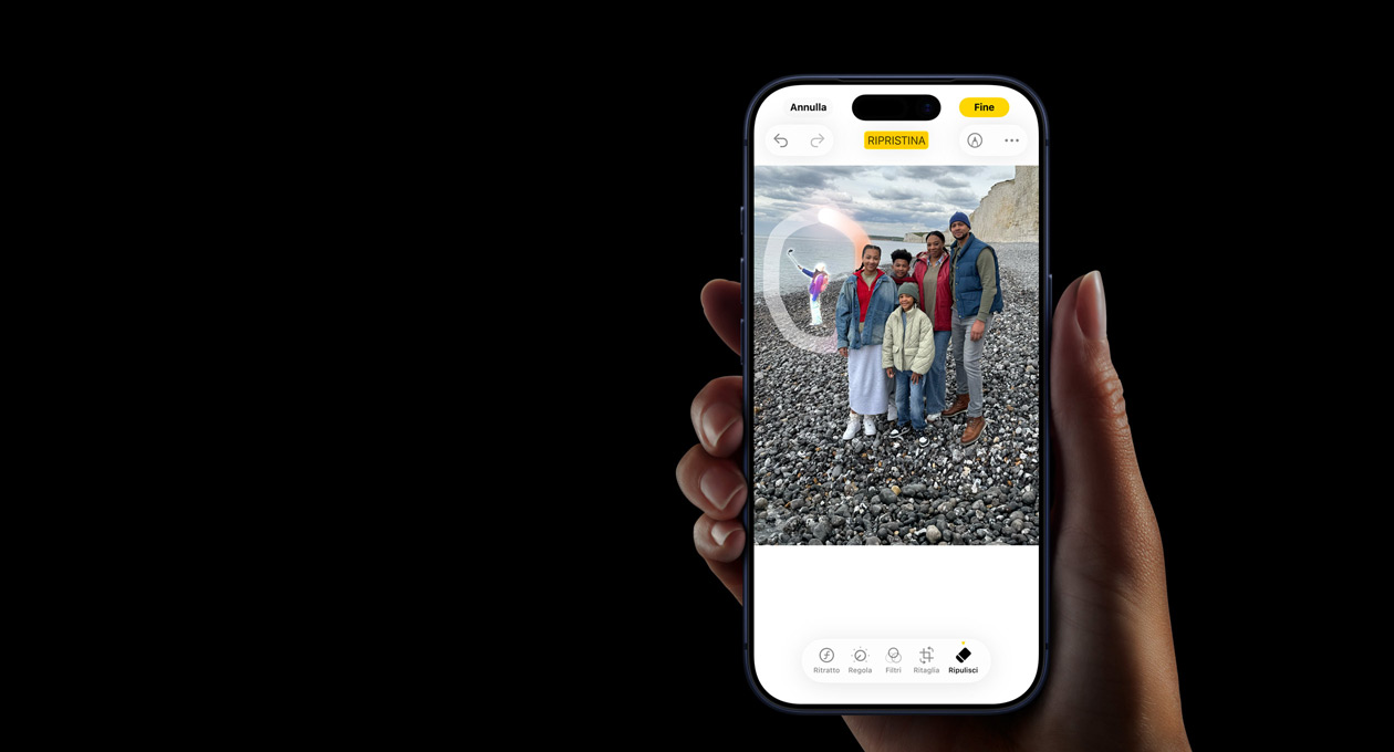 Una mano che tiene un iPhone 17 Pro, sul display la funzione Traduzione in tempo reale di Apple Intelligence durante una telefonata con il vivavoce attivo.