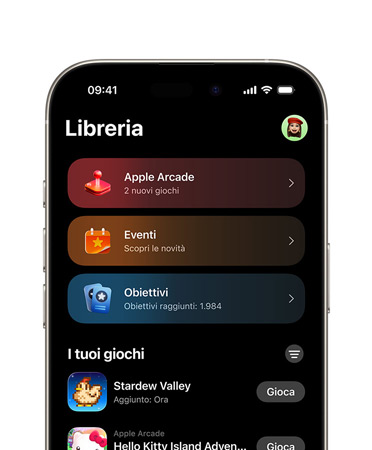 Un iPhone con la metà superiore dello schermo che mostra il layout dell’app Giochi, tra cui il pannello Libreria, Apple Arcade, Eventi, Obiettivi e la sezione Tutti i giochi