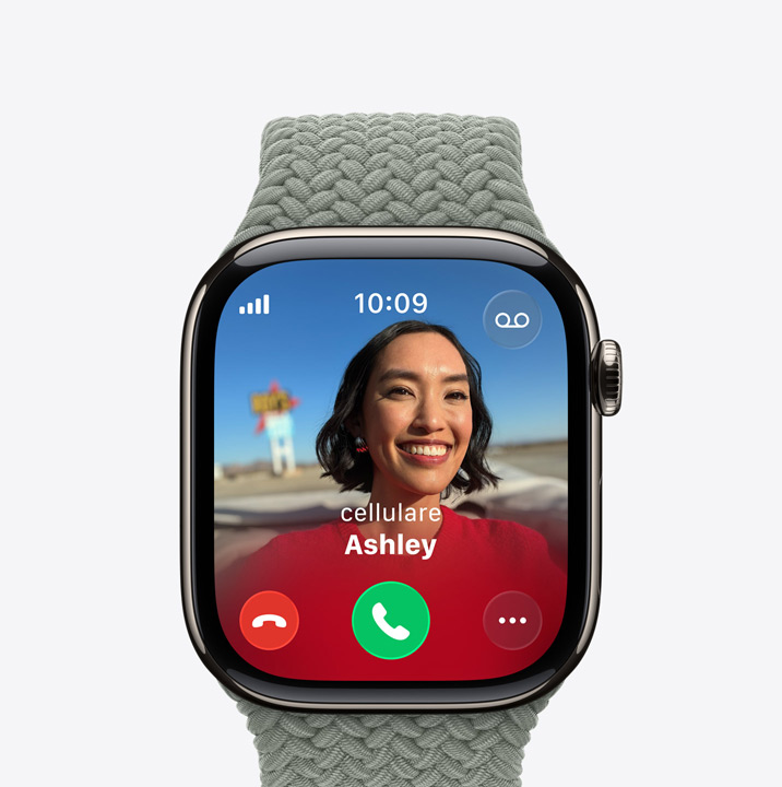 Apple Watch Series 11, cassa in titanio naturale, chiamata in arrivo, foto contatto, pulsanti per accettare e rifiutare la chiamata, lato destro, Digital Crown, cinturino Solo Loop intrecciato verde bosco