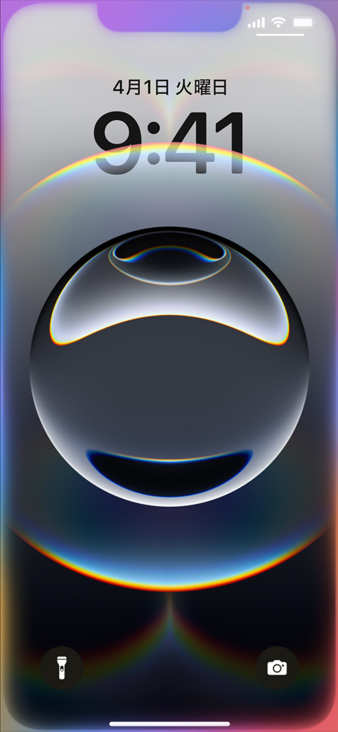 手で持ったiPhone 16e。ロック画面のエッジ部分がカラフルに光っている