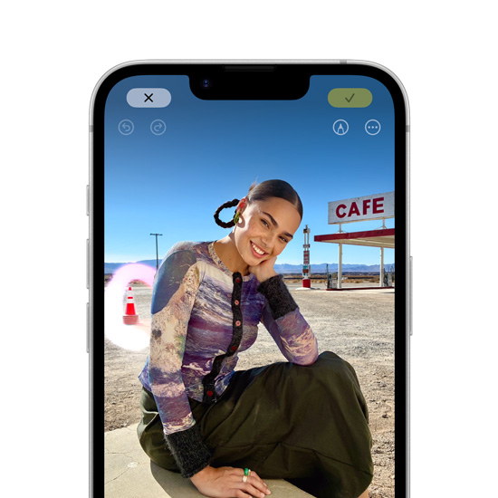 iPhone 16e上で、写真の背景にあるものをApple Intelligenceのクリーンアップツールでハイライトしている