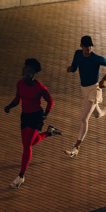 Apple Watch Series 11を装着してワークアウトをする複数のランナー