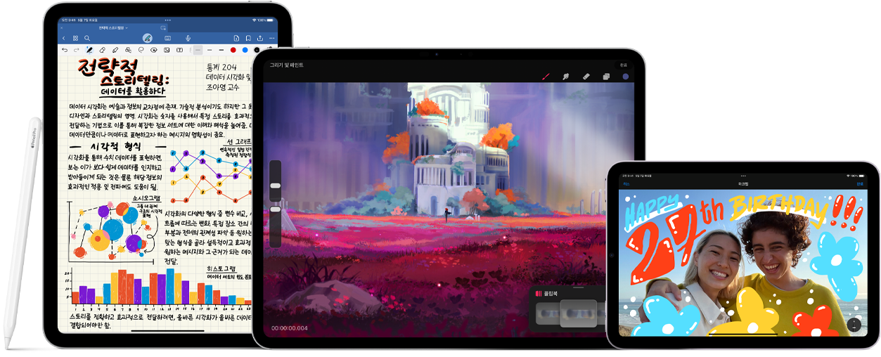 여러 대의 iPad 기기 옆에 Apple Pencil Pro와 Apple Pencil(USB-C)이 놓여 있는 이미지. iPad 화면에는 Apple Pencil로 작성된 손글씨 메모와 다채로운 일러스트가 표시되어 있습니다.