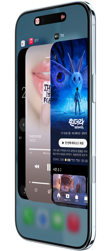 앱 전환기 기능으로 시계, 음악, Apple TV+ 앱을 펼쳐 놓은 모습을 보여주는 iPhone Air 앞면과 비스듬하게 보이는 옆면
