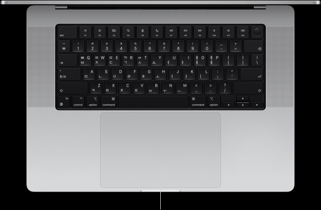키보드와 그 아래의 Force Touch 트랙패드가 보이도록 MacBook Pro 16을 열어놓고 위에서 내려다본 모습