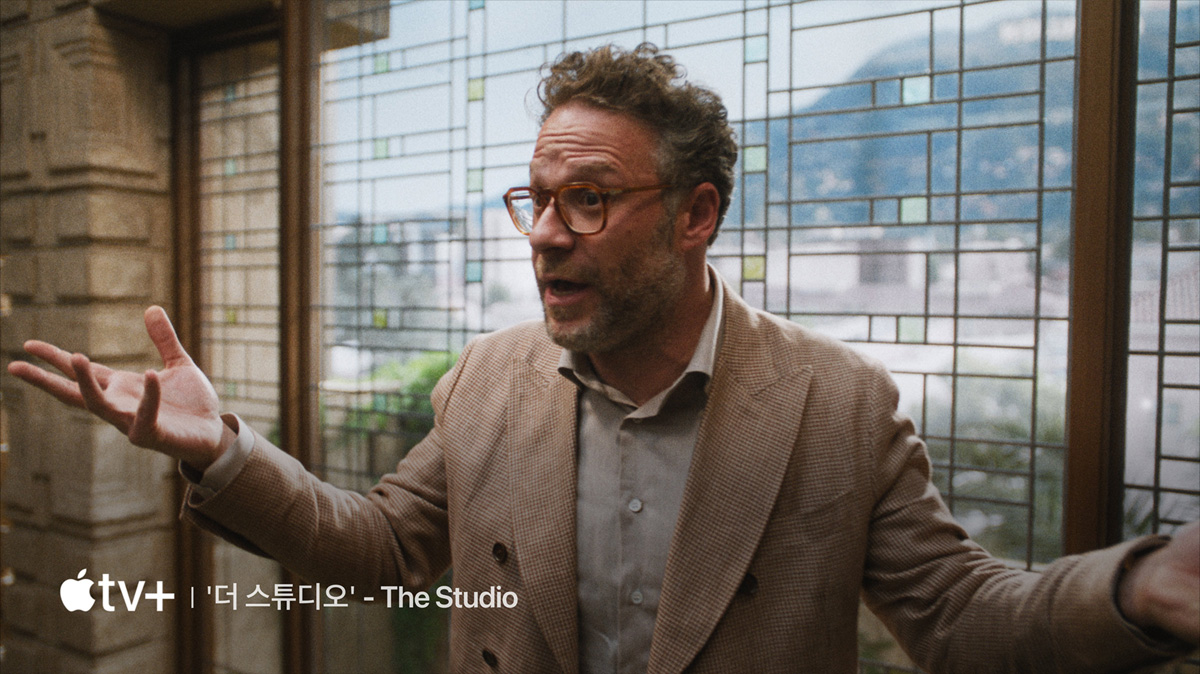 평면 TV에서 Apple TV+프로그램의 동영상을 보여주는 이미지.