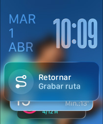 Tres modelos de Apple Watch, en el centro se ve un Apple Watch Ultra 2 en titanio natural con correa Trail negra, en cuya carátula se ve la app Reloj y el widget de Retornar, a la derecha se ve un Apple Watch con acabado negro azabache y una correa uniloop trenzada aguamarina en el que se ve una conversación con la abuela donde se usa Traducción en Vivo, y a la izquierda se ve un Apple Watch color plata con una correa deportiva mandarina, que muestra el entrenamiento Carrera al Aire Libre con un botón de empezar en la app Entrenamiento