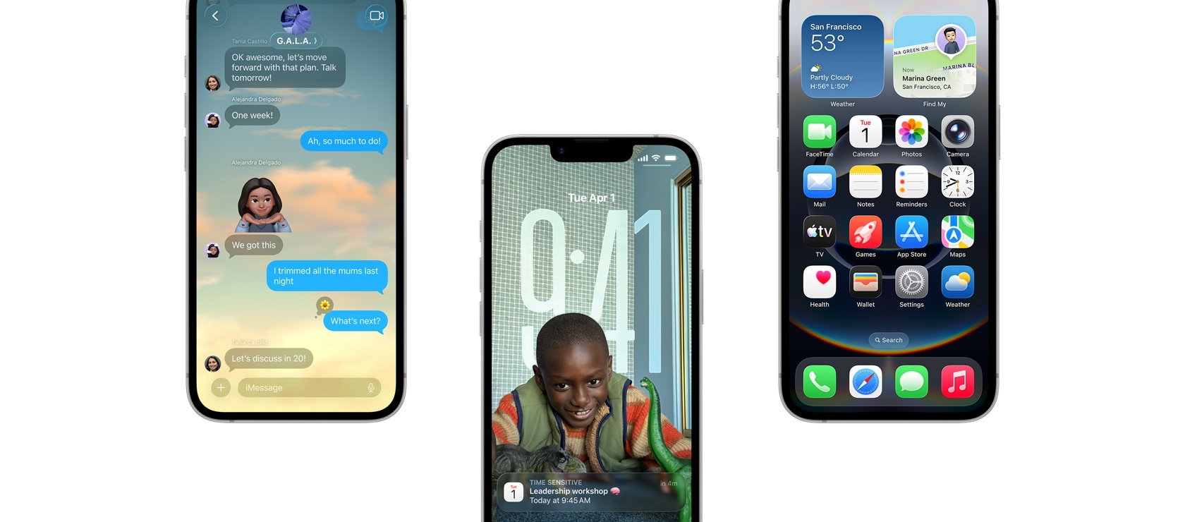 Trīs iPhone 16e ierīces, daļējs skats no priekšpuses, iOS 26 funkcijas – iPhone ekrāns, kurā redzami Messages, Calendar uzlecošais logs personalizētā bloķēšanas ekrānā, sākumekrāns ar dažādām aplikācijām.