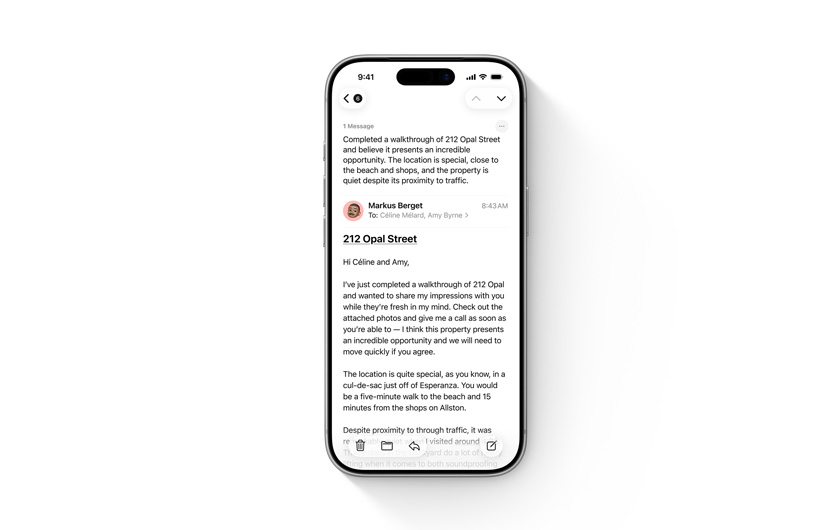 جهاز iPhone يعرض رسالة إيميل مع ملخص لها من Apple Intelligence في الأعلى