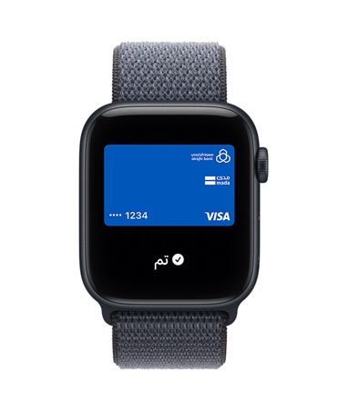 Apple Watch SE 3 بإطار من الألومنيوم ولون سماء الليل، وApple Pay في تطبيق المحفظة من Apple، والجزء الخارجي الأيمن يُظهِر التاج الرقمي، وحزام Loop رياضي بلون أزرق حديدي
