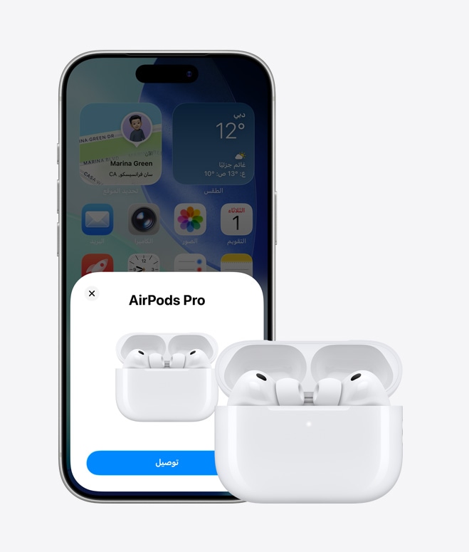 جهاز iPhone 17 Pro، الجانب الأمامي الخارجي، الشاشة الرئيسية في الخلفية، نافذة منبثقة على الشاشة لاتصال AirPod‎‏، ‎‏AirPods في علبة مفتوحة بجانب iPhone‏