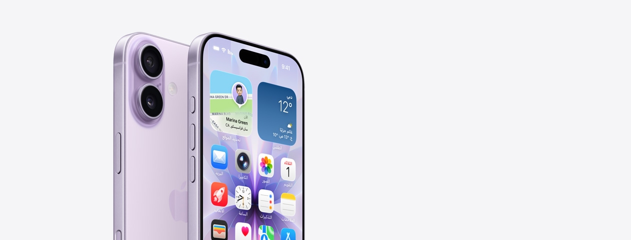 iPhone 17 بلون ليلكي ناعم، الجانب الأمامي الخارجي معروض مع جزء من الشاشة الرئيسية، الزاوية الجانبية تُظهر زر الإجراءات وزرَي ضبط مستوى الصوت. الجانب الخلفي الخارجي يُظهر نظام كاميرا Fusion المزدوجة في الزاوية العلوية اليسرى، زر التحكم في الكاميرا