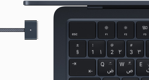 جهاز MacBook Air بلون سماء الليل مع كابل MagSafe يتطابق لونه مع لون الجهاز