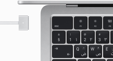 جهاز MacBook Air باللون الفضي مع كابل MagSafe يتطابق لونه مع لون الجهاز