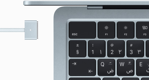 جهاز MacBook Air باللون الأزرق السماوي مع كابل MagSafe يتطابق لونه مع لون الجهاز