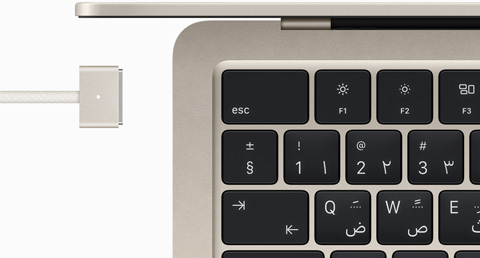 جهاز MacBook Air بلون ضوء النجوم مع كابل MagSafe يتطابق لونه مع لون الجهاز