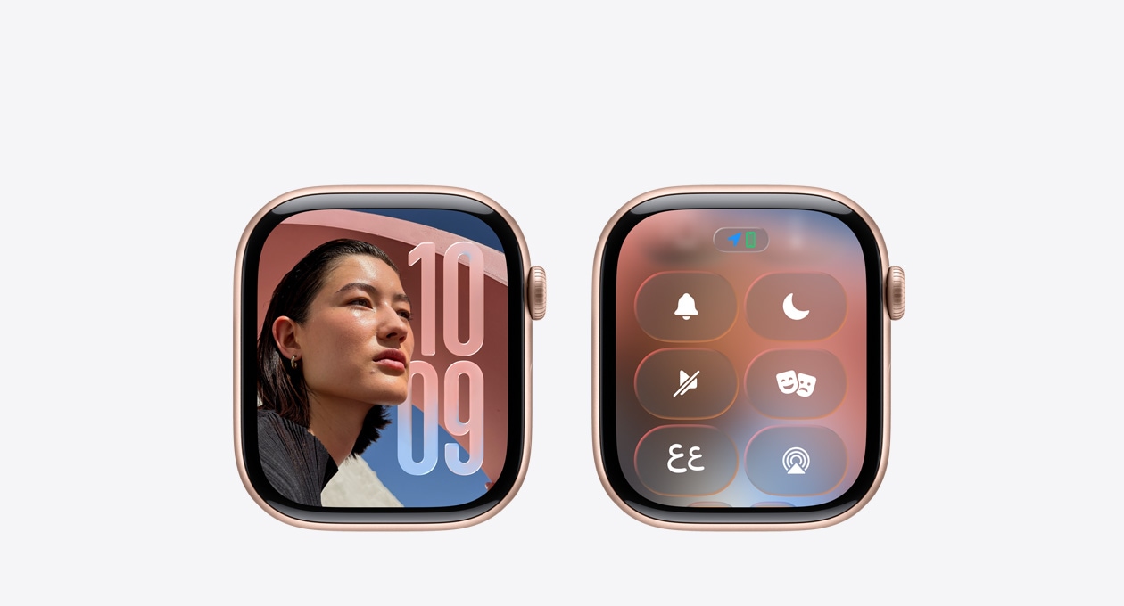 صورة لساعة Apple Watch باللون الذهبي الوردي من دون حزام، ويظهر تطبيق الساعة على واجهة الساعة ويعرض تصميم Liquid Glass الجديد لنظام watchOS 26‏