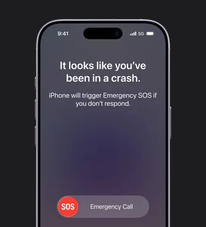 採用圓角設計的 iPhone 17 機身正面，正在使用車禍偵測功能。