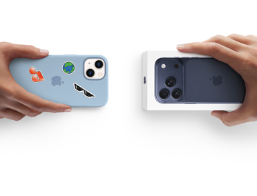 Una mano sostiene un iPhone 13 en una funda de silicón con stickers en la parte posterior para intercambiarlo por el nuevo iPhone 17 Pro, que está dentro de su caja, sostenida por otra mano.